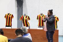 Arturo Martínez muestra la colección de camisetas de Leones Negros en el CUSur