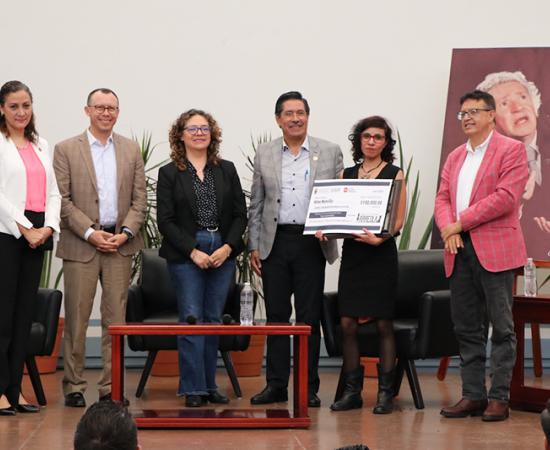 Alma Mancilla recibe el Premio Nacional de Cuento Juan José Arreola