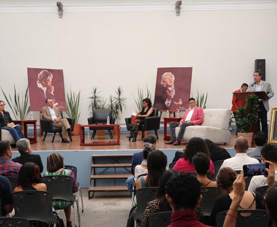 Alma Mancilla recibe el Premio Nacional de Cuento Juan José Arreola