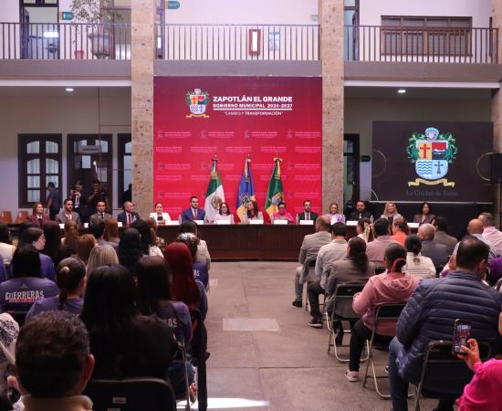 Académicas del CUSur reciben la Presea María Elena Larios González 2025
