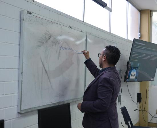 Realizan en CUSur taller sobre inteligencia artificial aplicada a la investigación