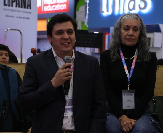 CUSur presenta libro que conecta teoría e innovación en negocios en la FIL 2024