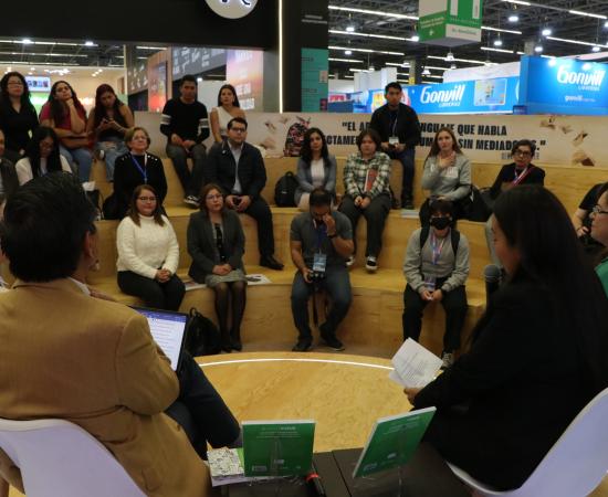 CUSur presenta libro que conecta teoría e innovación en negocios en la FIL 2024