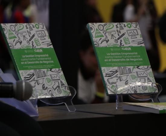 CUSur presenta libro que conecta teoría e innovación en negocios en la FIL 2024
