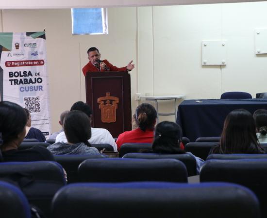 Solicitan vacantes alumnos y egresados en la Primera Feria del Empleo CUSur 2024