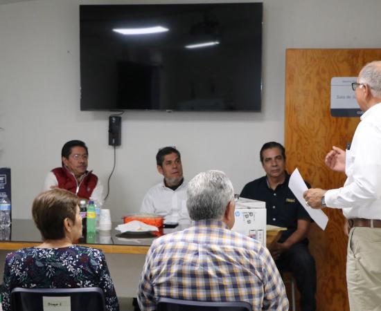 Entrega el Secretario General del STAUdeG equipo a la delegación del CUSur