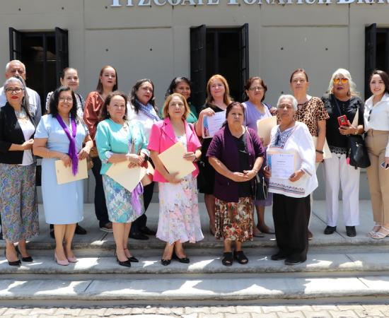 Entregan constancias del taller “Tomando el control de tu salud”