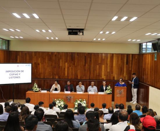 Con la imposición de cofias y listones, alumnos de enfermería inician su ciclo de prácticas