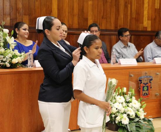 Con la imposición de cofias y listones, alumnos de enfermería inician su ciclo de prácticas