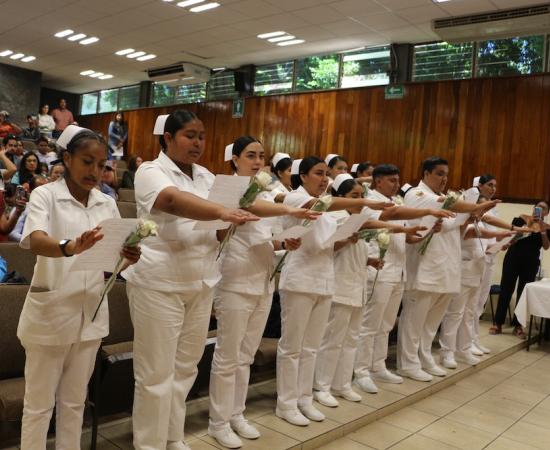 Con la imposición de cofias y listones, alumnos de enfermería inician su ciclo de prácticas