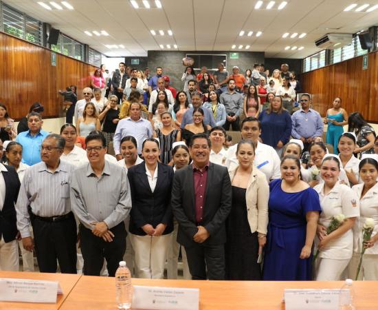 Con la imposición de cofias y listones, alumnos de enfermería inician su ciclo de prácticas