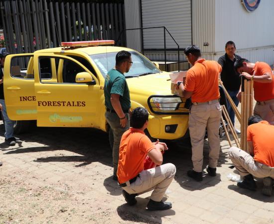 CONAFOR entrega al CUSur herramienta para el combate de incendios forestales