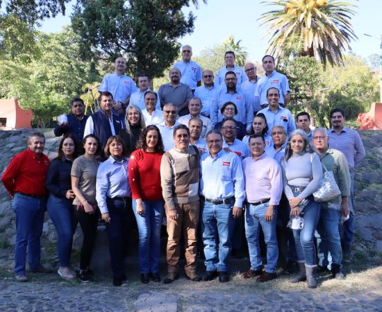 Autoridades del CUSur visitan empresa productora de papel en Atenquique, Jalisco