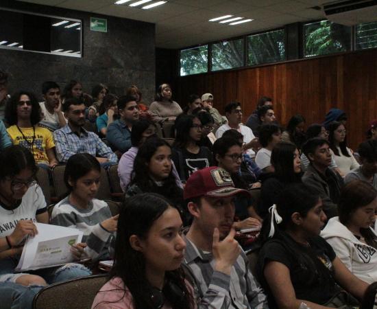Dan conferencia sobre manejo de depresión y ansiedad en mujeres