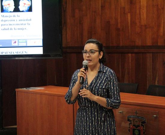 Dan conferencia sobre manejo de depresión y ansiedad en mujeres