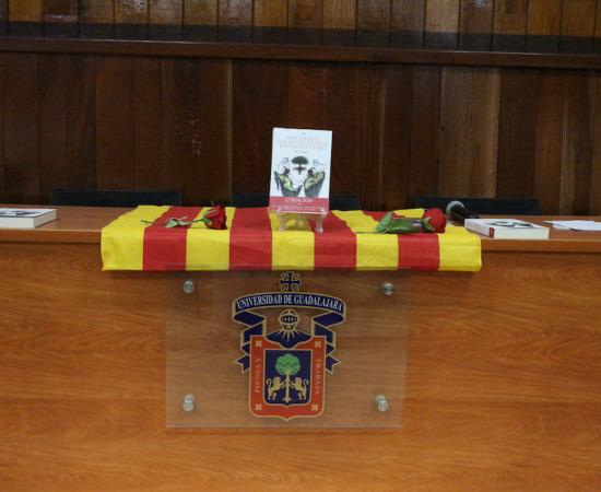 Escritor catalán presenta libro en el CUSur