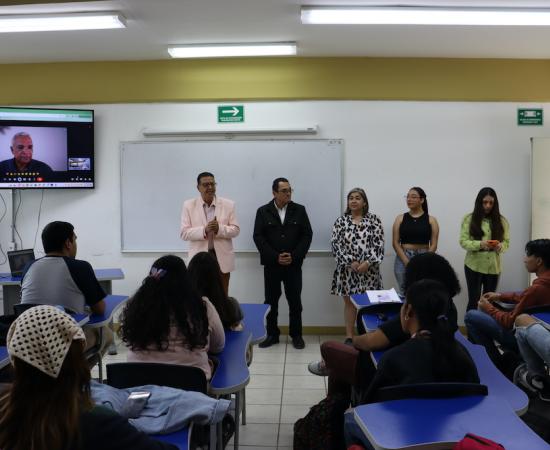 Hablan sobre periodismo de viajes en la bienvenida de esta carrera