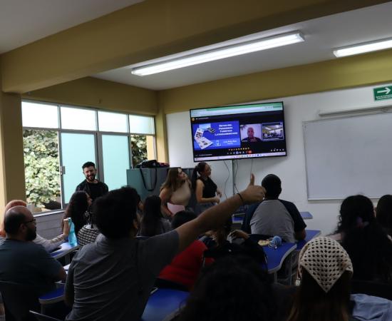 Hablan sobre periodismo de viajes en la bienvenida de esta carrera