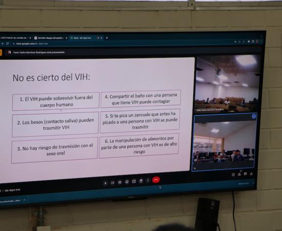 Profesora colombiana imparte clase sobre dietología en pacientes con VIH