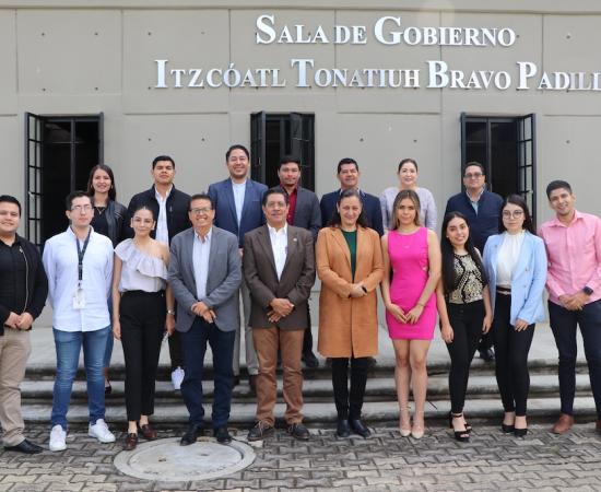 Reconocen a egresados del CUSur que obtuvieron excelencia en examen nacional