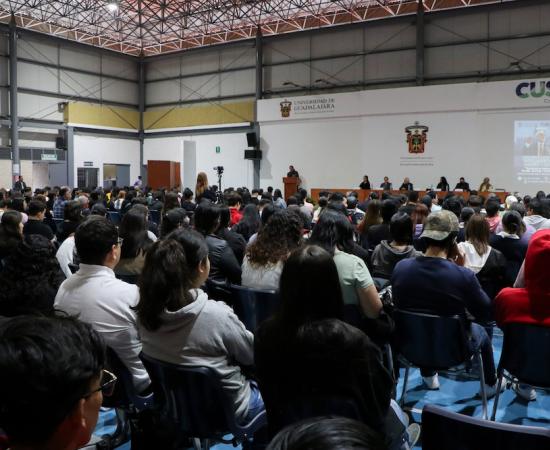 Maestro Emérito dicta conferencia sobre historia, identidad y autonomía de la UdeG en el CUSur