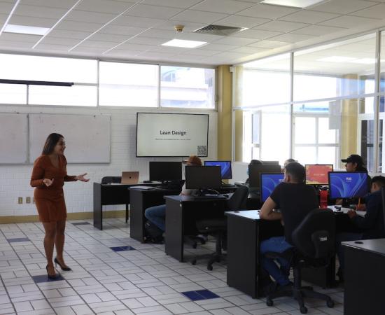 Alumnos del CUSur reciben capacitación para beca Santander X