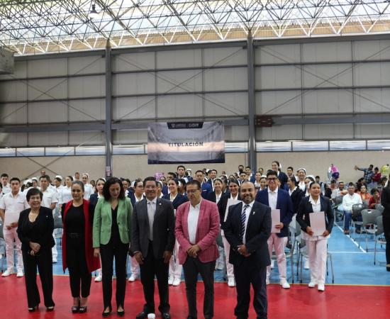 Entregan actas de titulación a 440 egresados del CUSur