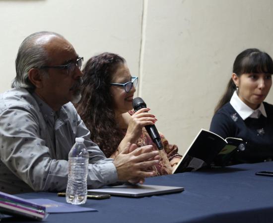 Presentan poemario 'No es luz mas enceguece' en el marco del Día Nacional del Libro