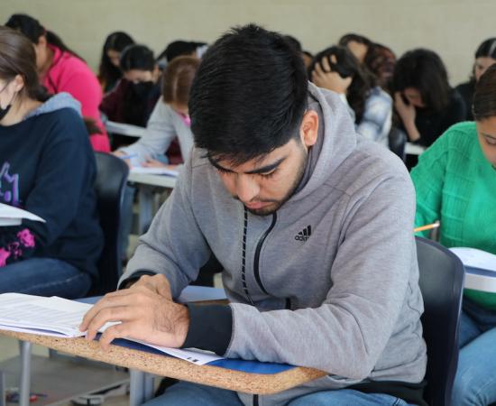 Aspirantes al CUSur presentan examen de admisión al calendario 2023 A