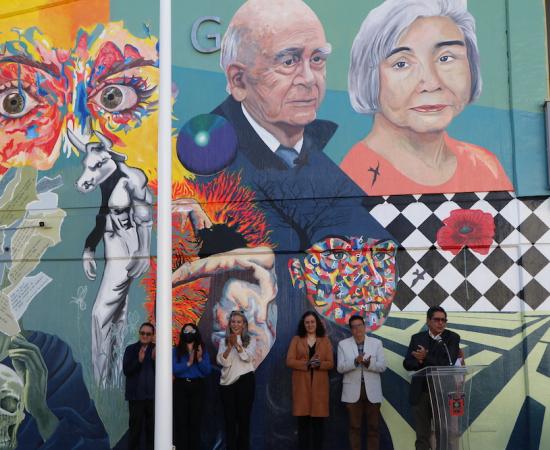 Develan mural y hablan sobre maestro emérito como inicio del ciclo escolar en la carrera de Letras Hispánicas del CUSur