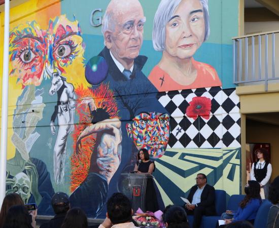 Develan mural y hablan sobre maestro emérito como inicio del ciclo escolar en la carrera de Letras Hispánicas del CUSur