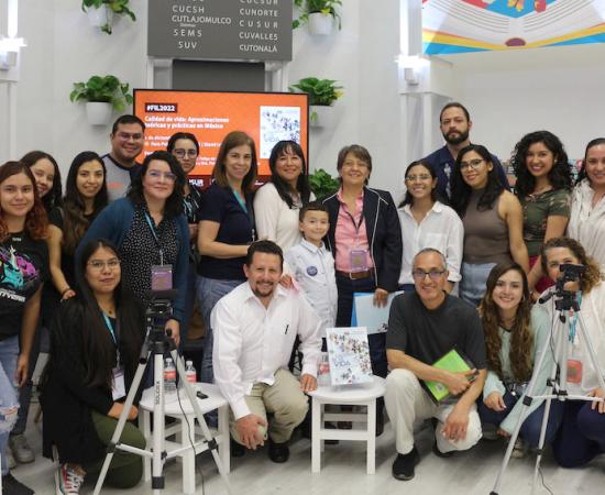 Investigadores del CUSur presentan libro sobre calidad de vida en la Feria Internacional del Libro