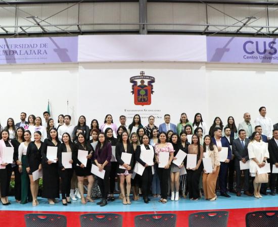 Egresados del CUSur reciben acta de titulación