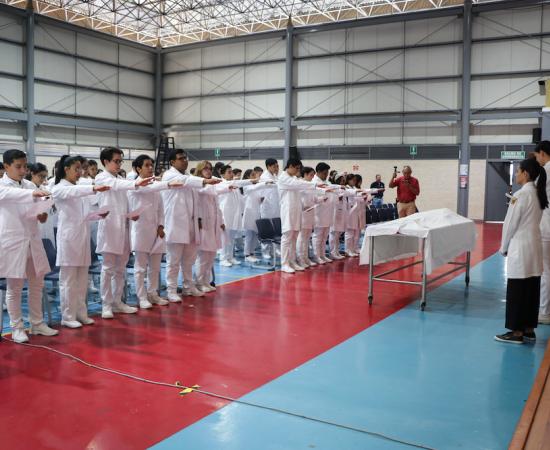 Realizan juramento e imposición de batas los alumnos de medicina del CUSur
