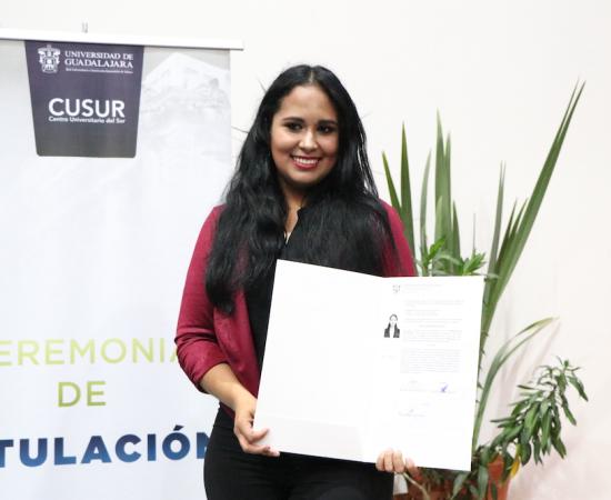 Egresados del CUSur reciben acta de titulación