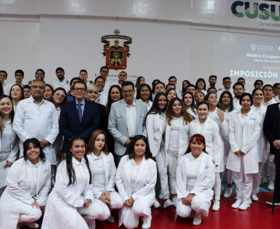 Realizan juramento e imposición de batas los alumnos de medicina del CUSur