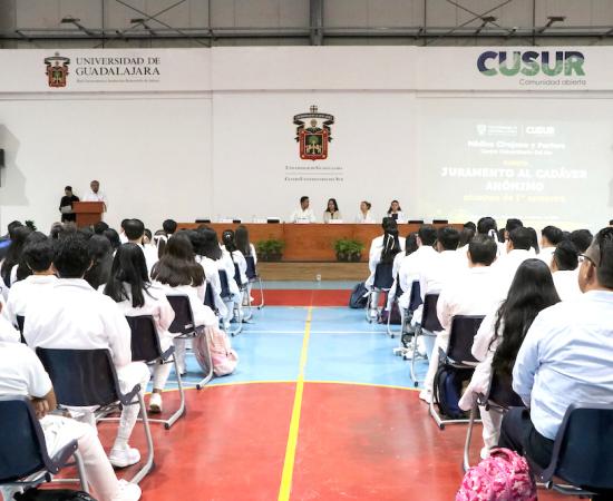 Alumnos de medicina del CUSur realizan juramento e imposición de batas