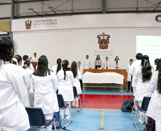 Alumnos de medicina del CUSur realizan juramento e imposición de batas