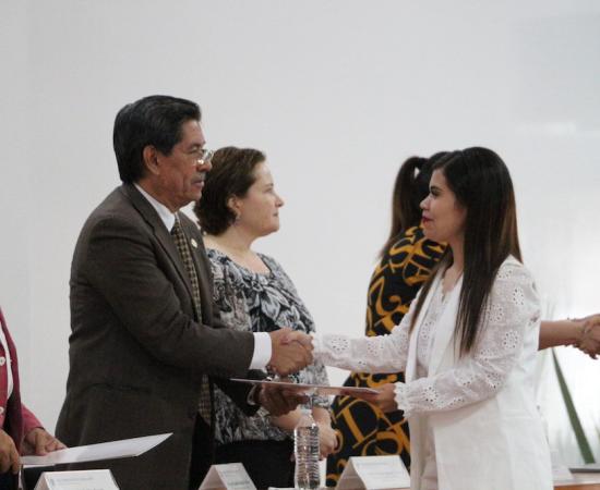 Entregan actas de titulación en el CUSur