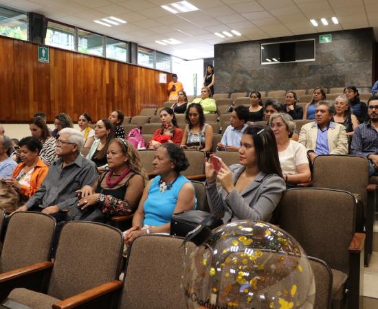 Realizan ceremonia simbólica a egresados de la Maestría en Administración de Negocios