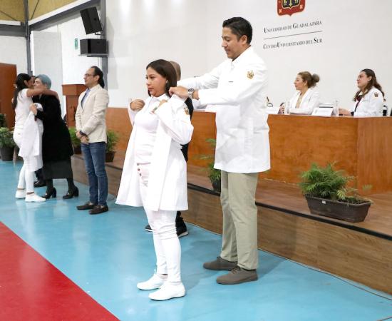Alumnos de medicina del CUSur realizan juramento e imposición de batas