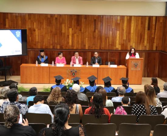 Realizan ceremonia simbólica a egresados de la Maestría en Administración de Negocios