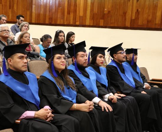 Realizan ceremonia simbólica a egresados de la Maestría en Administración de Negocios