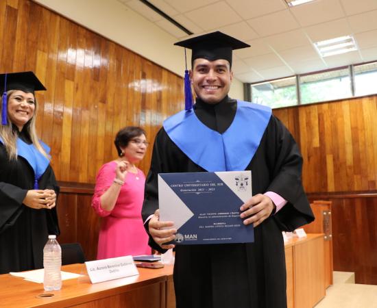 Realizan ceremonia simbólica a egresados de la Maestría en Administración de Negocios