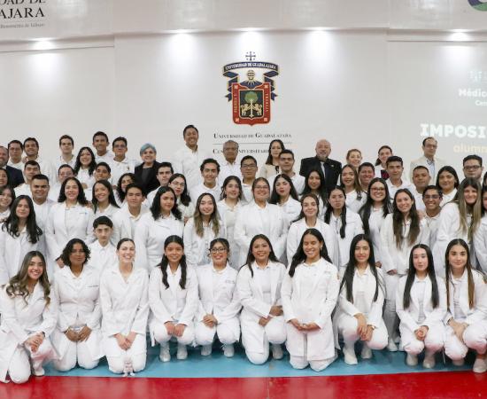 Alumnos de medicina del CUSur realizan juramento e imposición de batas