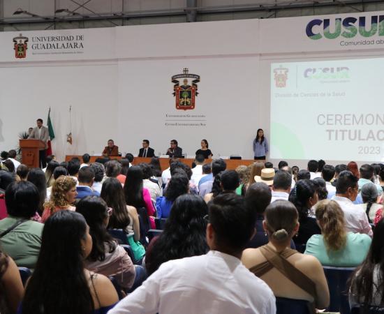 Celebran en ceremonia los nuevos titulados del CUSur