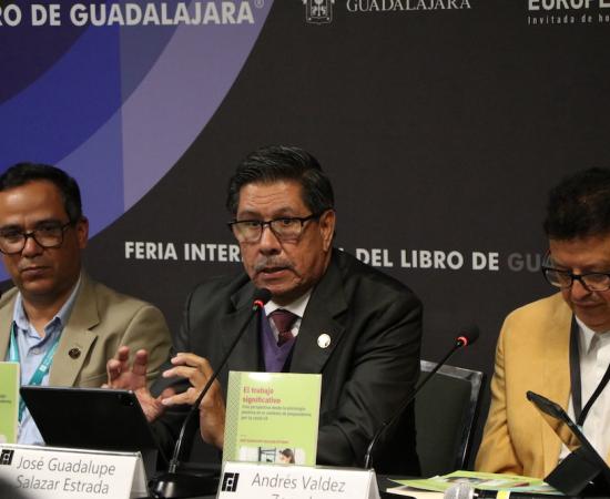 Rector del CUSur presenta libro sobre el trabajo significativo en la FIL