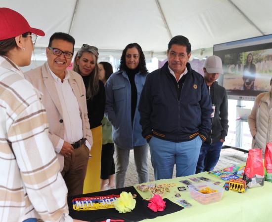 Muestran a la comunidad del CUSur los servicios académicos con los que cuenta a través de una feria
