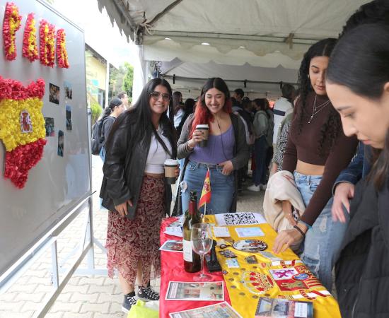 Muestran a la comunidad del CUSur los servicios académicos con los que cuenta a través de una feria