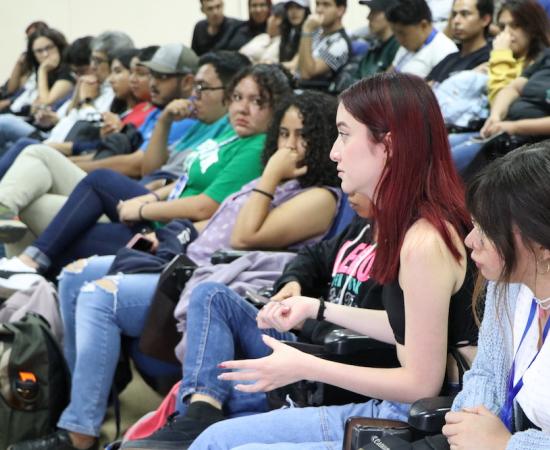 Revisan la presencia política en la prensa durante la bienvenida de Periodismo del CUSur